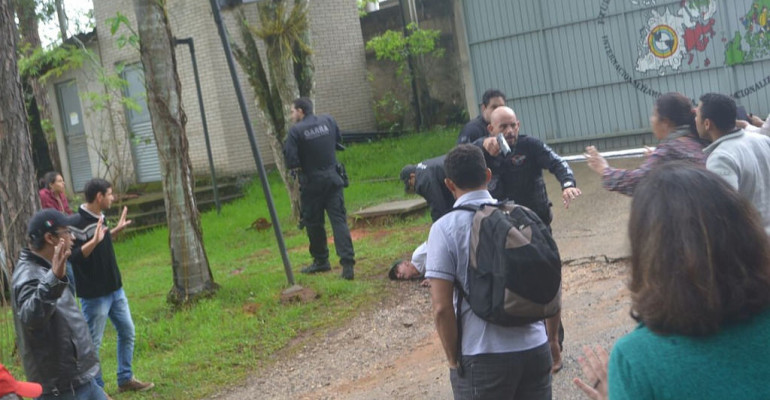 VIDEO| Policía brasileña ingresa violentamente a escuela del Movimiento de los Sin Tierra