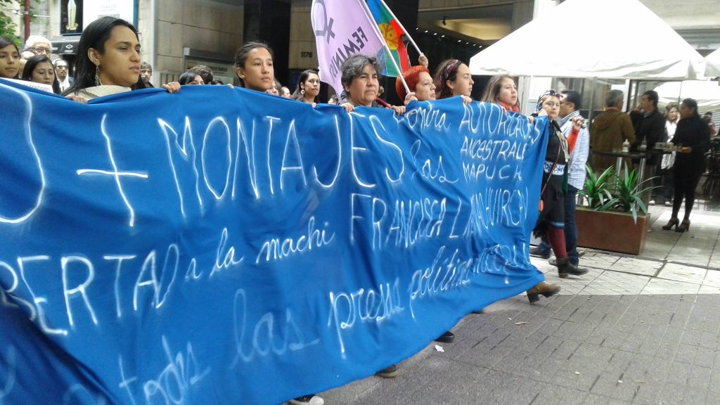 Denuncian violenta represión en funa a favor de la machi Linconao en La Moneda