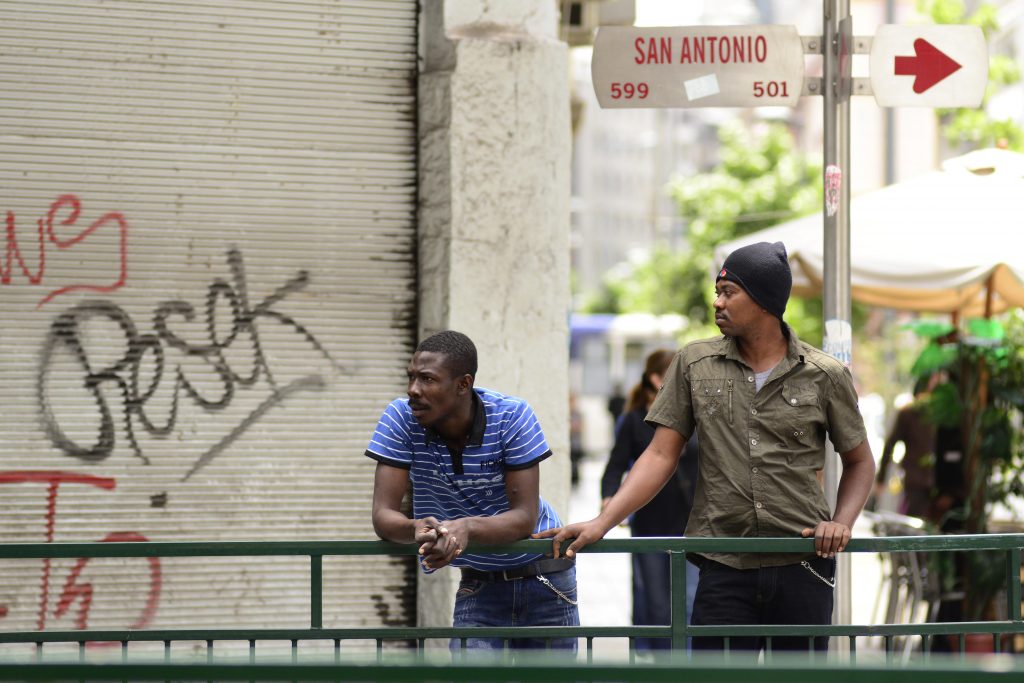 La mayoría de los santiaguinos perciben que los chilenos son “intolerantes” con los migrantes