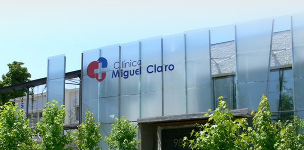 Clínica Miguel Claro no se hace cargo de filtración de foto de mujer desnuda y responde que «fue tomada a solicitud de la paciente»