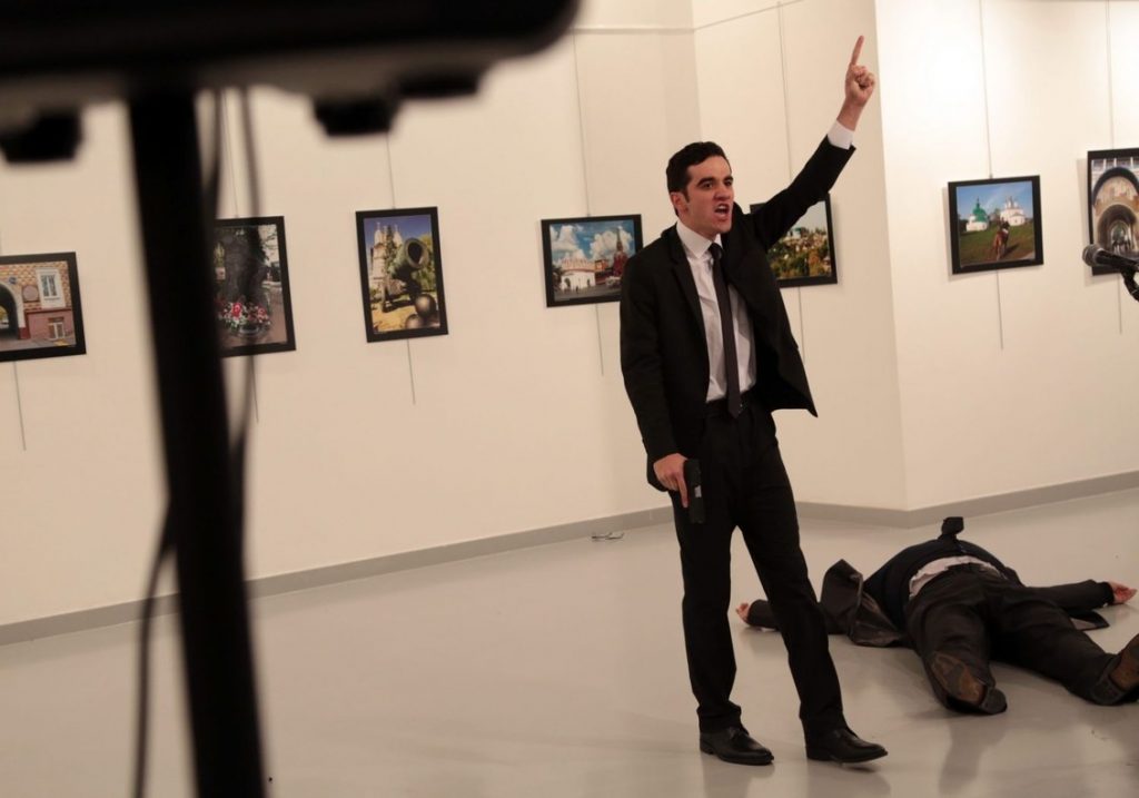 Policía turco asesina a embajador de Rusia gritando «¡Alá es grande! Alepo, venganza»