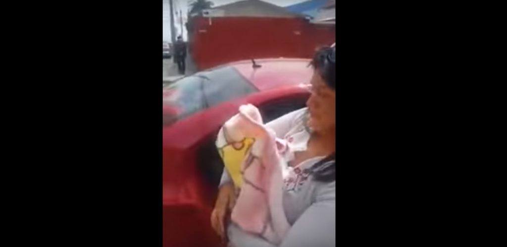 VIDEO| Carabineros cursa multa a mujer que detuvo su auto para amantar a su hijo