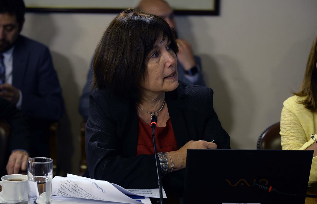Ministra de Salud defendió con todo la ley de etiquetados: «95% de Chile se alimenta mal, tenemos que cambiar los hábitos»