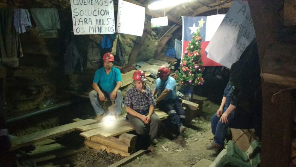 Mineros de Curanilahue radicalizan movimiento tras pasar navidad bajo tierra y cierran accesos