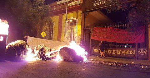 VIDEO| Estudiantes de la U. Arcis se toman sede con barricadas en oposición al posible cierre