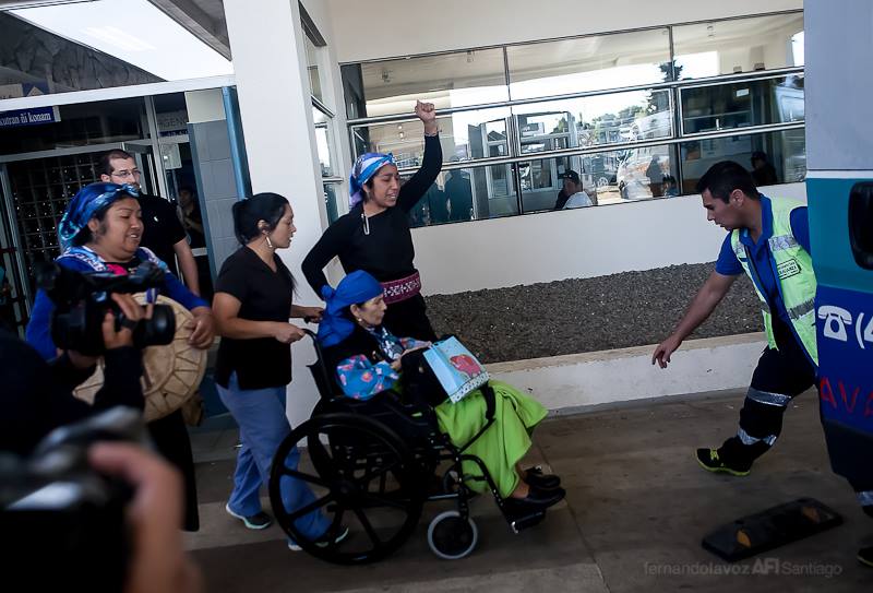 Machi Francisca Linconao dejó el hospital de Nueva Imperial y esperará el juicio junto a su comunidad