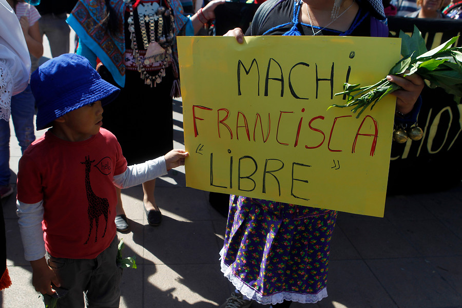 «Será que no te perdonan ser Machi»: La viralizada columna de Noesnalaferia sobre Francisca Linconao