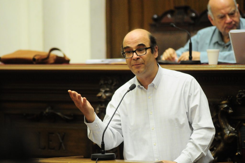 Fernando Atria sobre Guillier: «Refleja muy bien el tipo de crisis de la política en que estamos ahora»