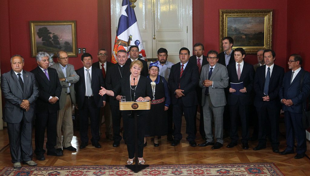 Bachelet recibió informe con 50 propuestas de la mesa de diálogo de La Araucanía