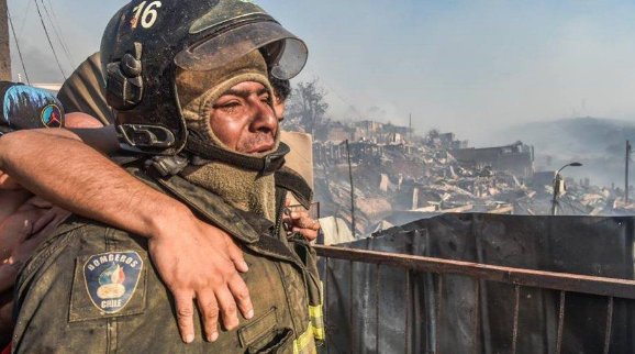 REDES| Masivo apoyo a bombero ejemplo de Valparaíso: «Preferí que se queme mi casa a que se siguieran quemando otras»