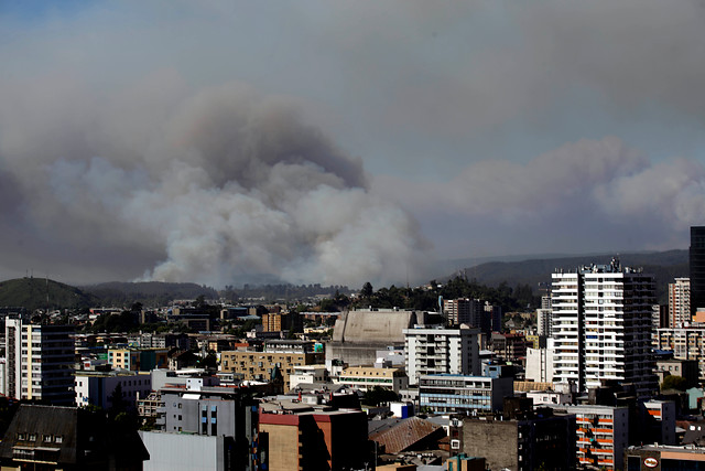 Gendarmería afirma que incendios rodean Concepción y pide aplazar procedimientos