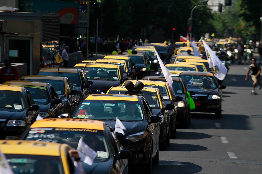 Gerente de Easy Taxy cuestiona al ministro de Transportes: «Los taxistas sí pagan impuestos»