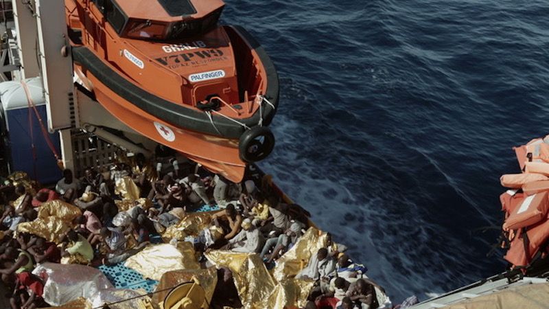 VIDEO| Coldplay apoya rescate de inmigrantes en el Mediterráneo: «Nadie merece morir en el mar»