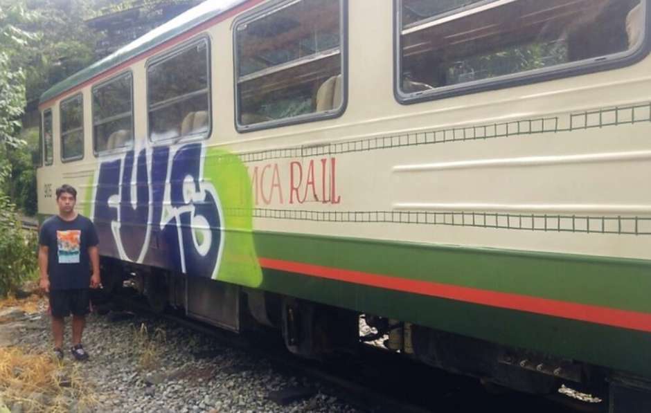 Detienen a chileno por hacer graffitis en tren de Machu Picchu