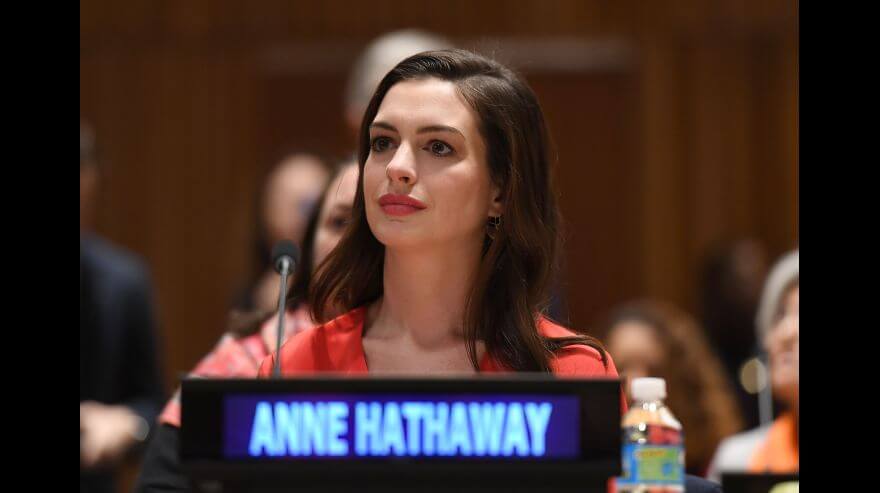 Anne Hathaway insta a empresas del mundo a implantar el postnatal remunerado para madres y padres