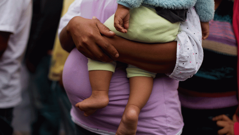 Acusan a funcionaria del Registro Civil de denigrar a pareja dominicana durante inscripción de su recién nacida