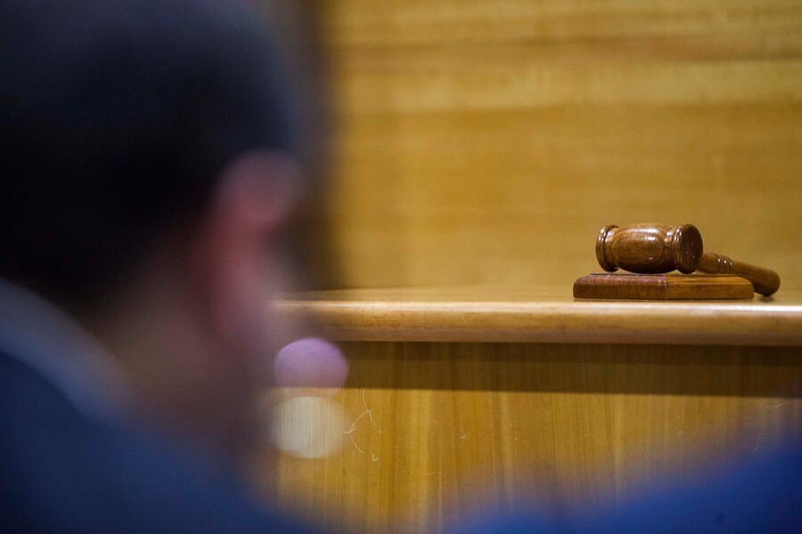 Juez es destituido tras preguntar a víctima de violación: «¿Y por qué simplemente no mantuvo las rodillas juntas?»