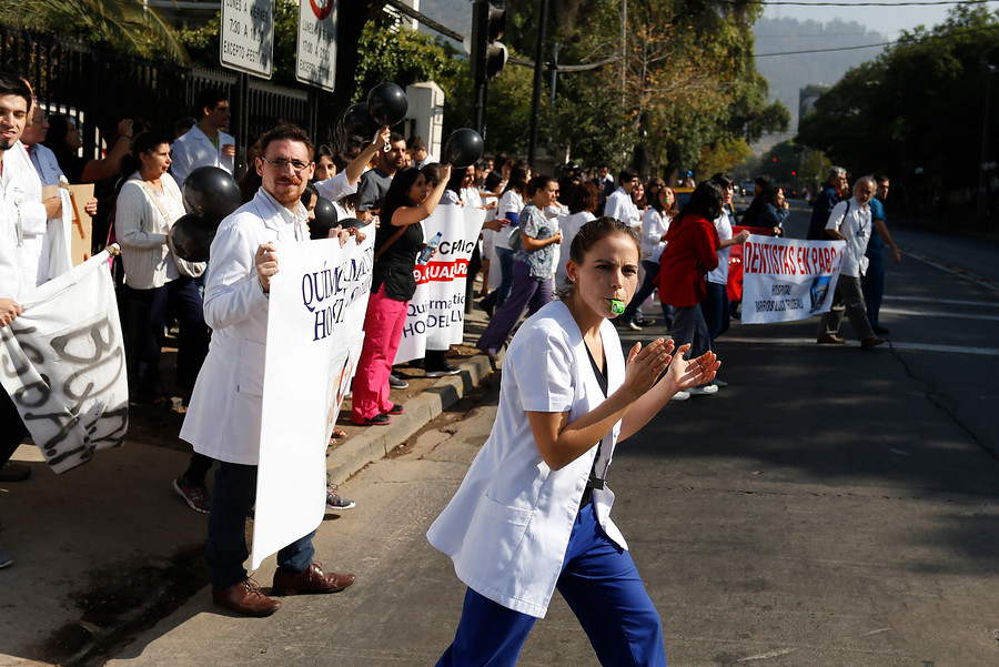 Más de 200 dentistas en paro indefinido denuncian nueva discriminación del Ministerio de Salud