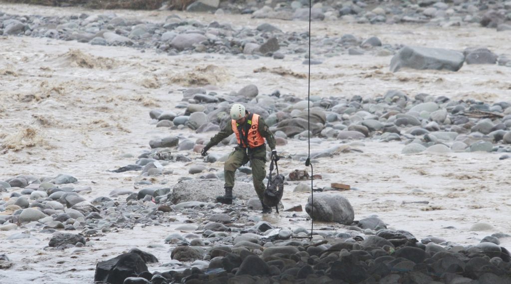 Aguas Cordillera se declara «en alerta» por vertimiento de petróleo en el río Mapocho