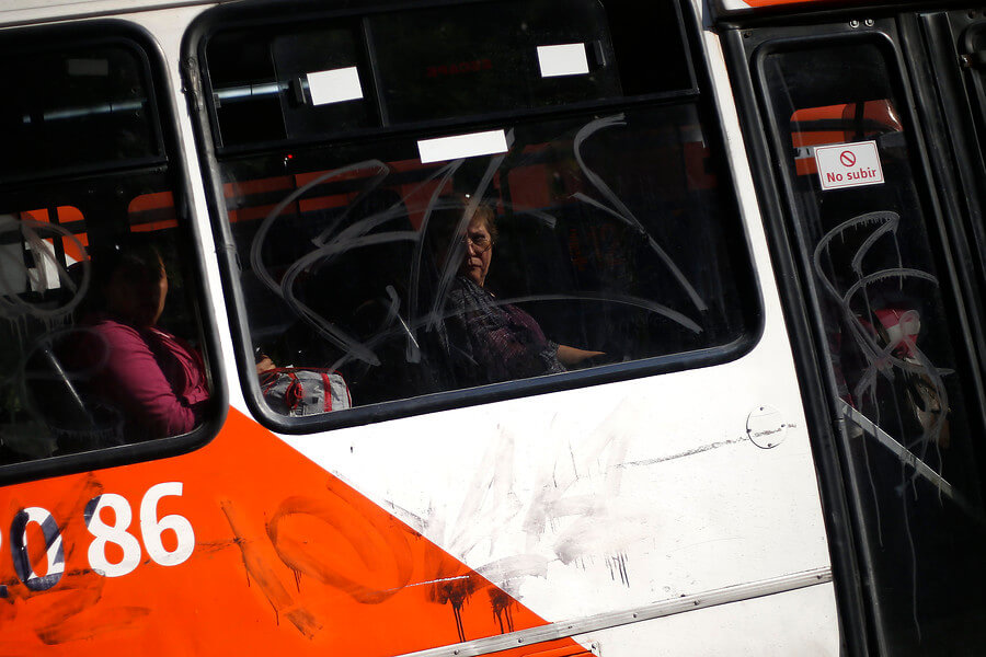 Caso de jóvenes acusadas de rayar bus del Transantiago dio un vuelco inesperado