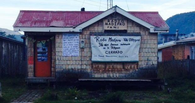 Tras 30 años al aire: Cierran radio comunitaria en Aysén y formalizarán a pobladora por «transmisión ilegal»