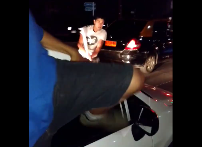 VIDEO| Taxista agrede violentamente a chofer de Uber y le destruye su vehículo con un bate de béisbol