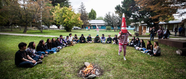 Jóvenes de la Universidad de Magallanes reemplazan mechoneo por ceremonia Selk’nam con rito «Hain»