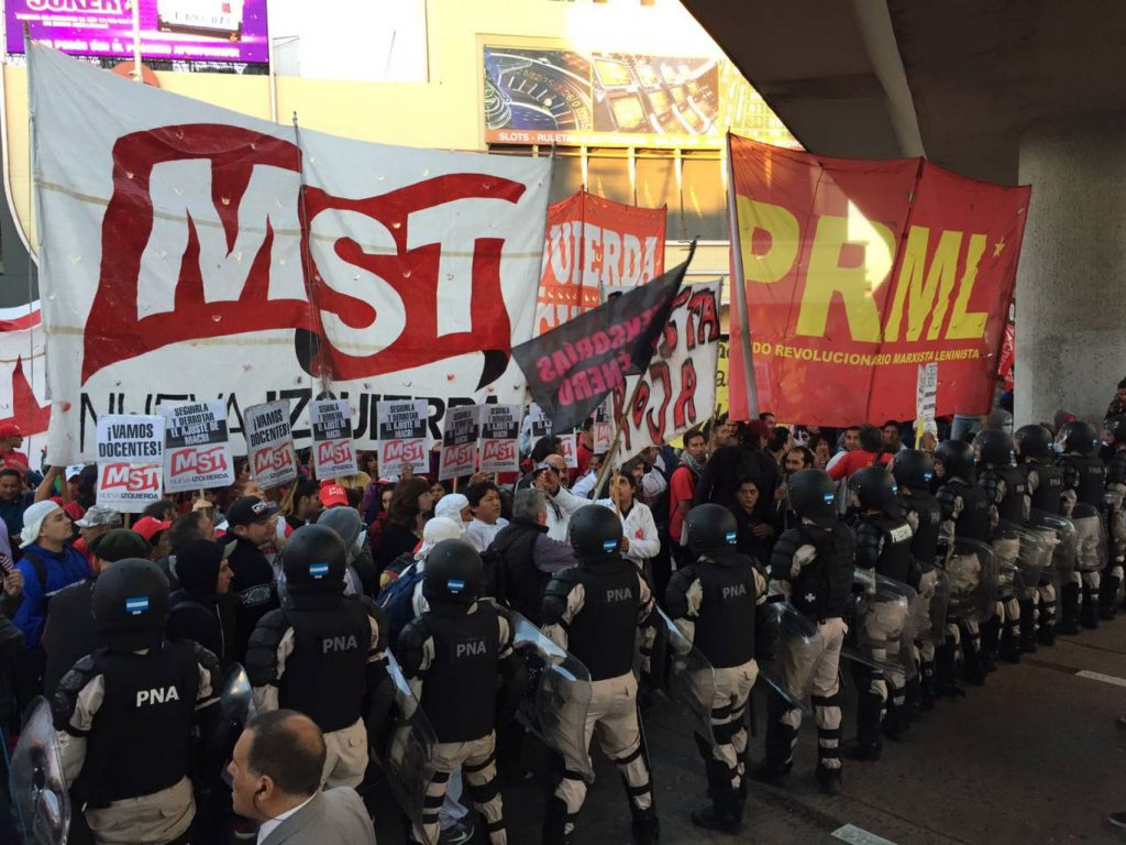 Mauricio Macri se enfrenta a una Argentina paralizada por primera huelga general en su contra