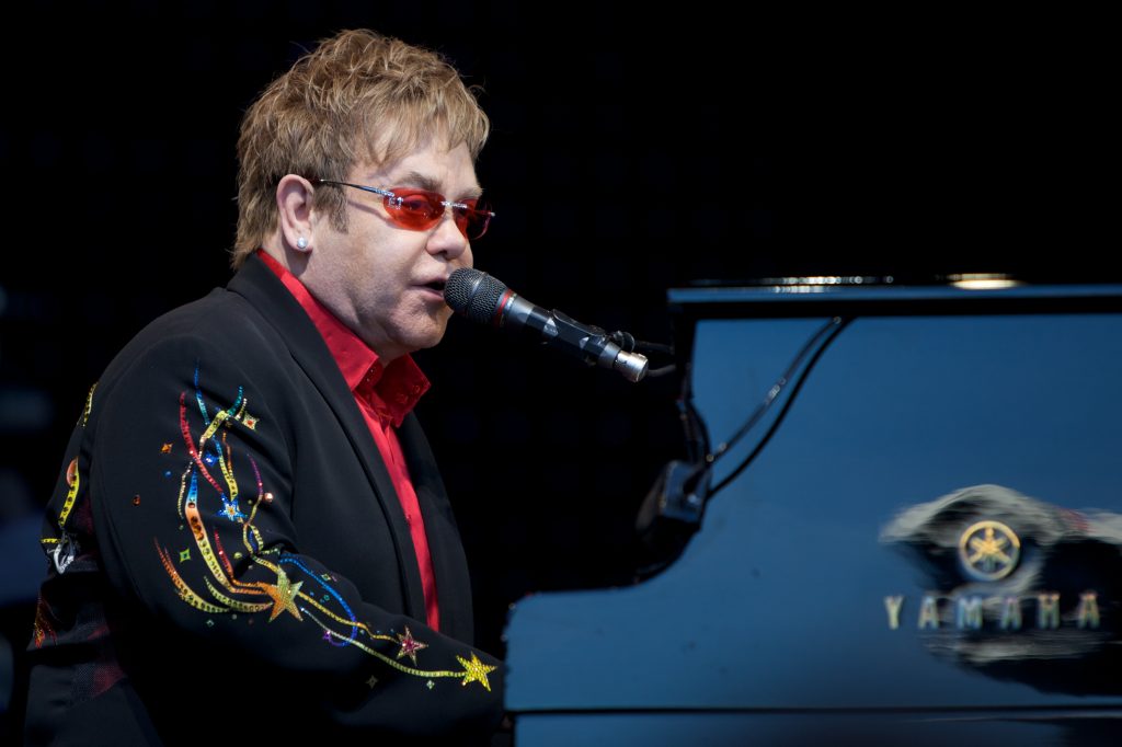 Elton John pospone conciertos tras contraer infección «potencialmente mortal» en Chile
