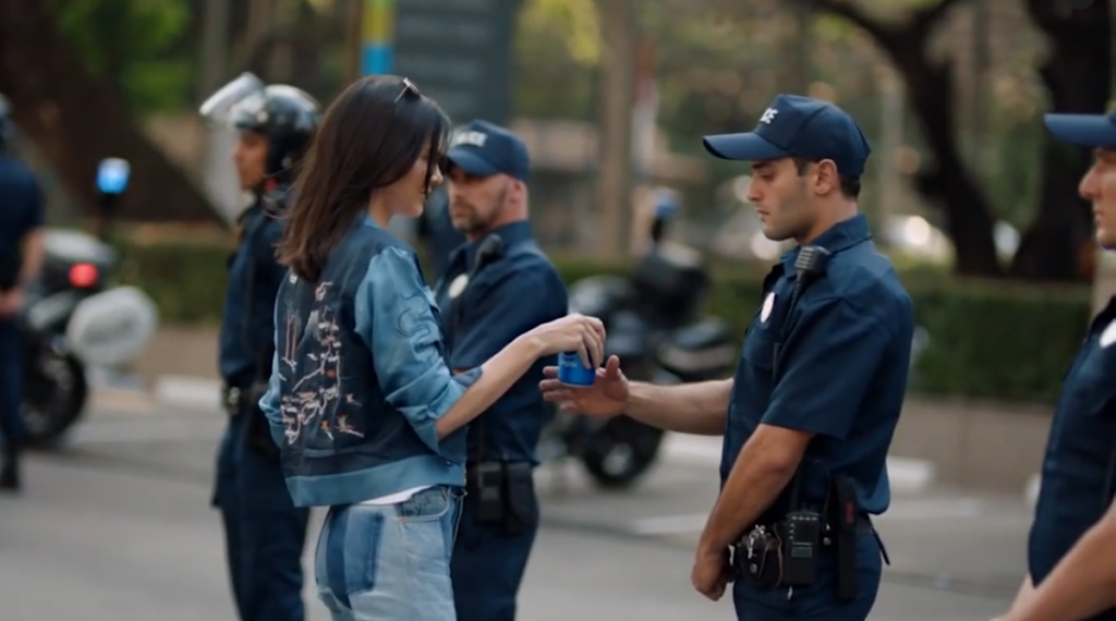 Comercial de Kendall Jenner que banaliza las luchas sociales obliga a Pepsi a eliminar el spot de Internet