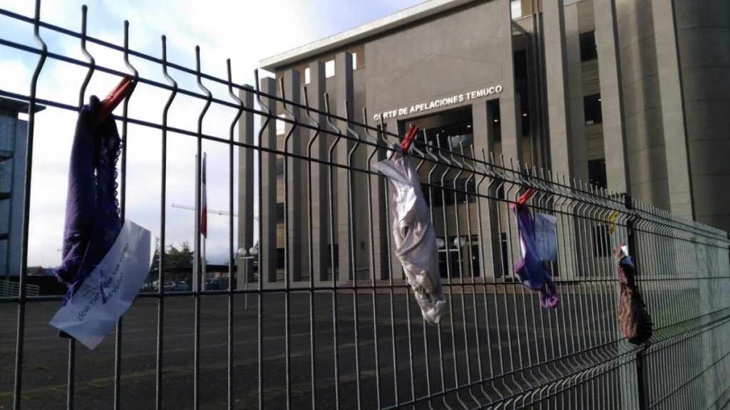 Mujeres colgaron sus calzones en la Corte de Apelaciones de Temuco como protesta contra el caso Nabila Rifo