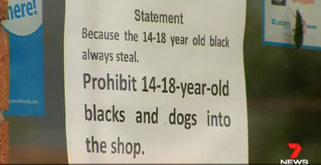 «Prohibida la entrada a perros y negros»: El polémico cartel del propietario de negocio en Australia