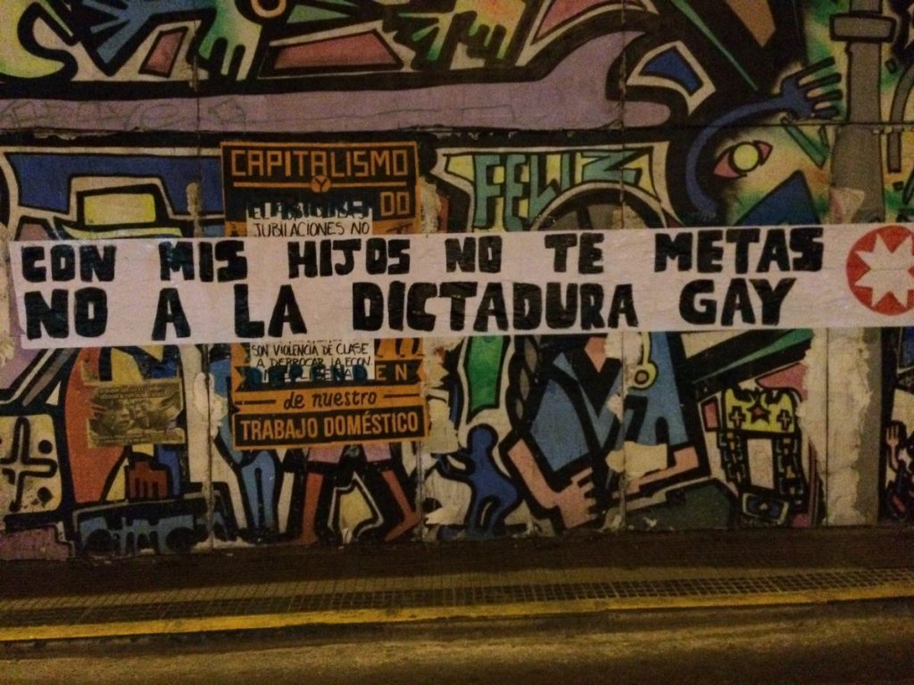 Denuncian campaña homofóbica de neonazis en centro de Santiago: «Con mis hijos no te metas, no a la dictadura gay»