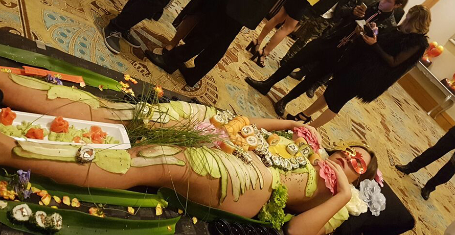 REDES| Critican duramente a Karol Dance por ocupar bandejas humanas de sushi en su cumpleaños