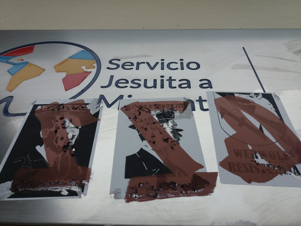 Ataque xenófobo: Rayan muros del Servicio Jesuita a Migrantes con alusiones a guerrilla nazi