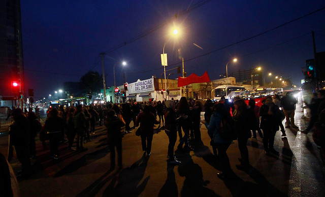 Día de la última cuenta pública de Bachelet inicia con barricadas en distintos puntos de Santiago