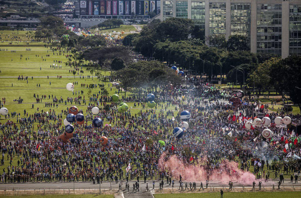 Presidente de facto Michel Temer autoriza intervención de militares en medio de fuertes protestas en Brasil