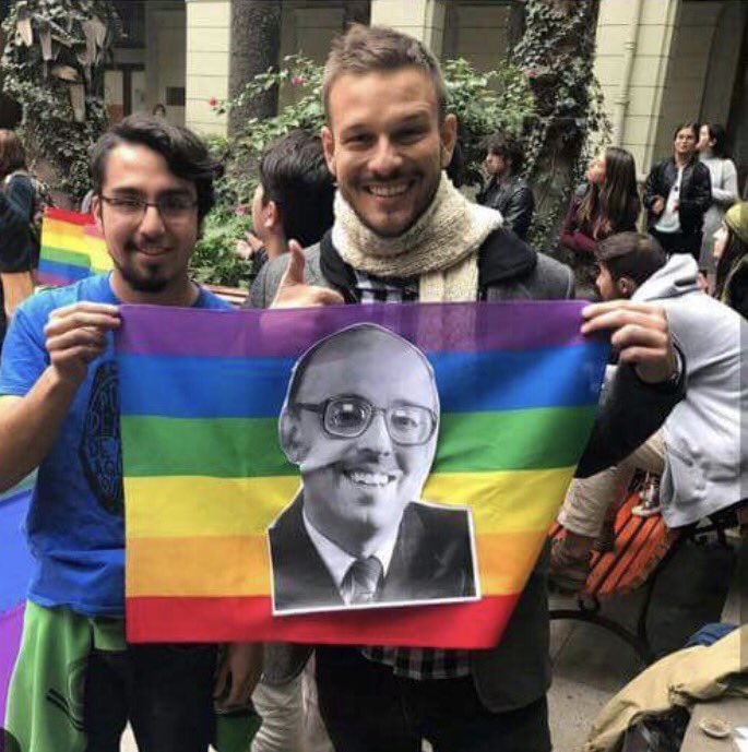 Pepa Hoffman se ofusca por foto de Luis Larraín con imagen de Jaime Guzmán en bandera gay