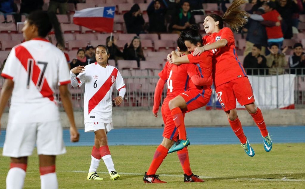 Chile golea 12-0 a Perú en el Nacional con brillante actuación de Yanara Aedo y Francisca Lara