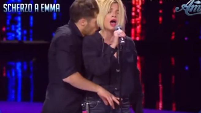 VIDEO| Evidente caso de acoso sexual a cantante italiana es tildado de «broma» en canal de Berlusconi