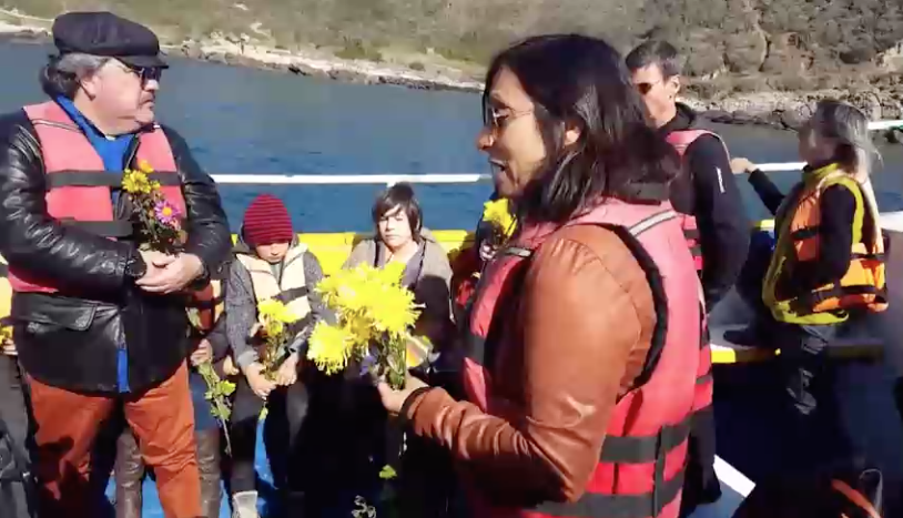 VIDEO| El emotivo despido a Ángel Parra en el mar: Sus hijos le cantan “Gracias a la Vida”