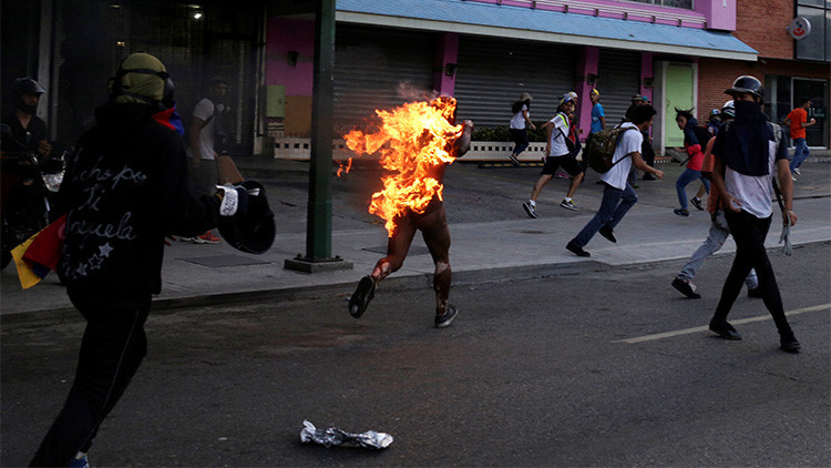 Enfrentamientos se intensifican en Venezuela: Opositores queman vivo a un hombre durante una protesta