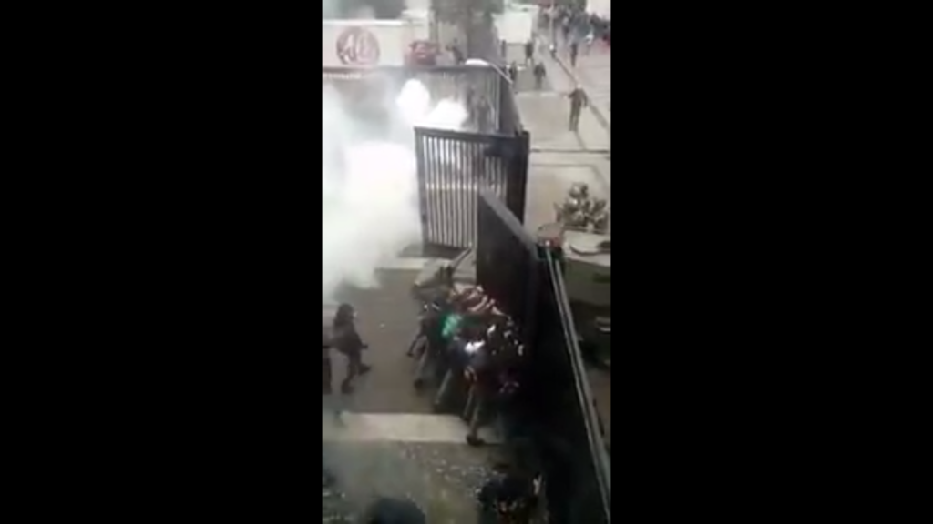 VIDEO| Zorrillo destruye reja de Instituto Nacional pasando a llevar a estudiantes que resistían