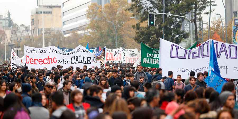 Estudiantes de Derecho U. de Chile acusan al decano de no respetar el paro y calificar con nota 1,0 a quienes marcharon