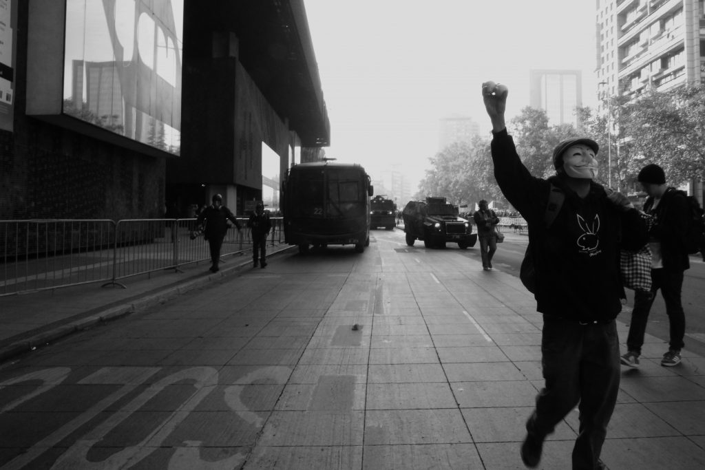 FOTOS| «Vendetta», el vendedor de limones que enfrentó la represión en la marcha del 1 de junio en Santiago