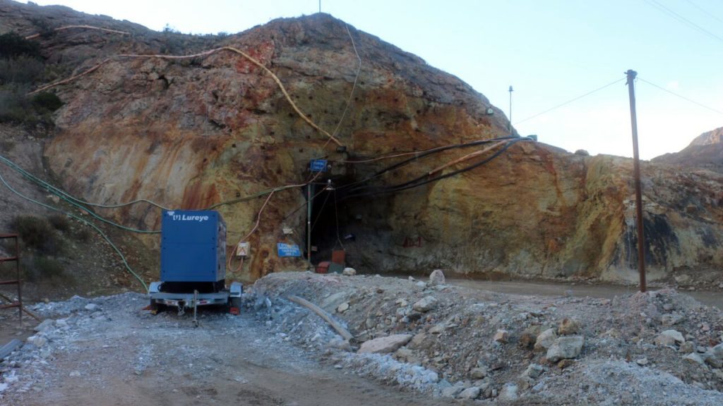 Sigue la dramática búsqueda por mineros atrapados en Chile Chico: Gobierno envió perforadora de 28 toneladas