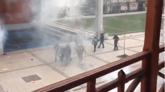 VIDEO| Carabineros desaloja Liceo de Aplicación a punta de represión y gases lacrimógenos