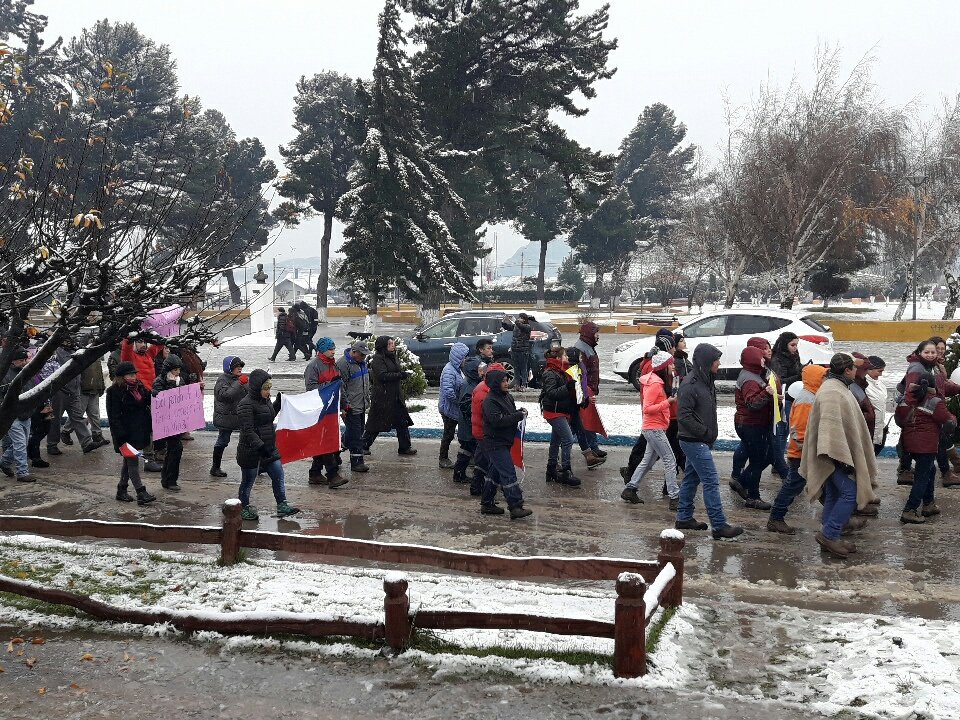 Realizan marcha de apoyo a mineros atrapados en Cerro Bayo y demandan mayores esfuerzos en el rescate