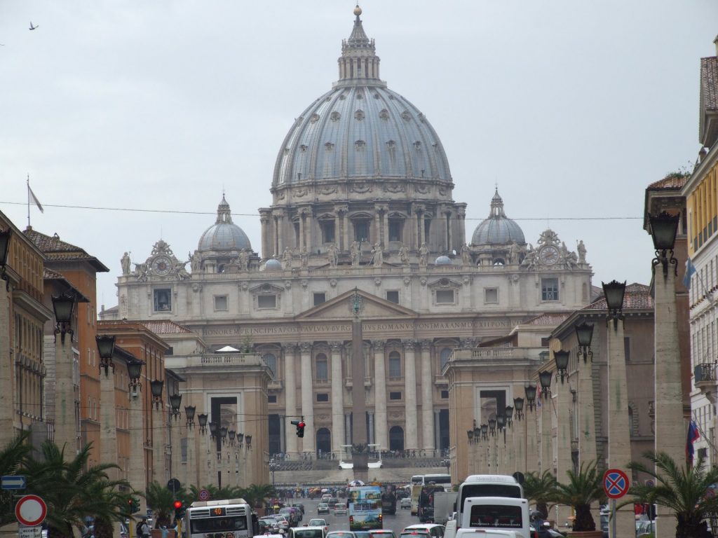 Autos de lujo, drogas y orgía homosexual: La sorpresa que se llevó la policía al allanar departamento en el Vaticano