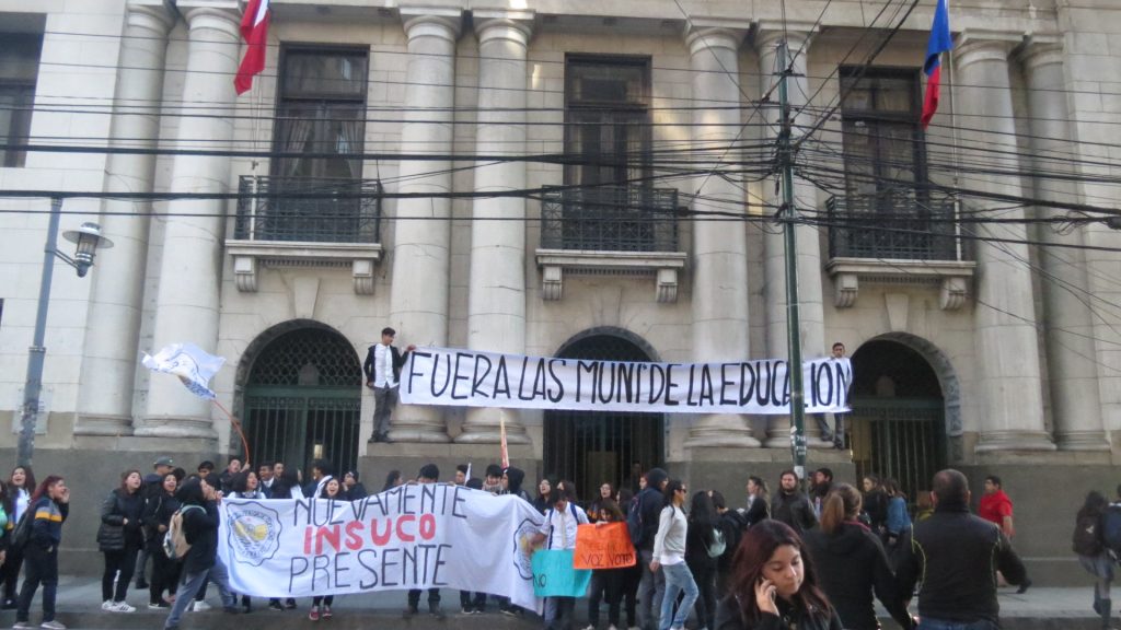 Estudiantes de liceo municipal protestaron contra Jorge Sharp en el frontis de la alcaldía por fondos pendientes